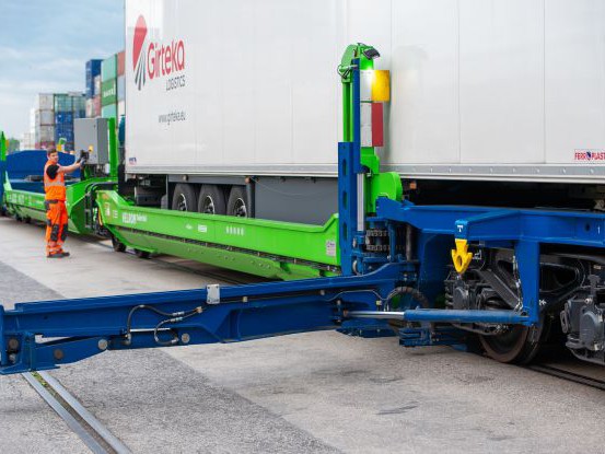 Fertigung der Helrom-Trailerwagen zur Verlagerung des Straßen-Gütertransports auf die Schiene