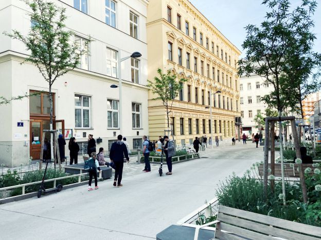 Mehr Platz, mehr Sicherheit, mehr Lebensqualität: der verkehrsberuhigte Vorplatz der Volksschule Grubergasse