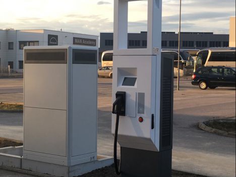ABB High Power Charging bei MAN Bus & Truck mit bis zu 175 kW für unterschiedliche Elektrofahrzeuge im Einsatz in Werkstätten – für Kunden – und die Öffentlichkeit