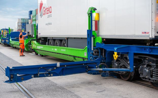 Fertigung der Helrom-Trailerwagen zur Verlagerung des Straßen-Gütertransports auf die Schiene