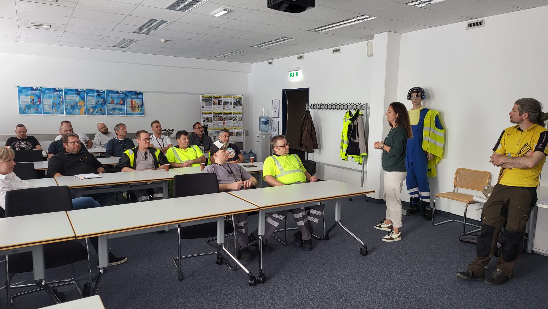 © radfahrschule.at AUVA E-Scooter Sicherheitskurse für Betriebe „Vorzeigeprojekt Flughafen Schwechat“