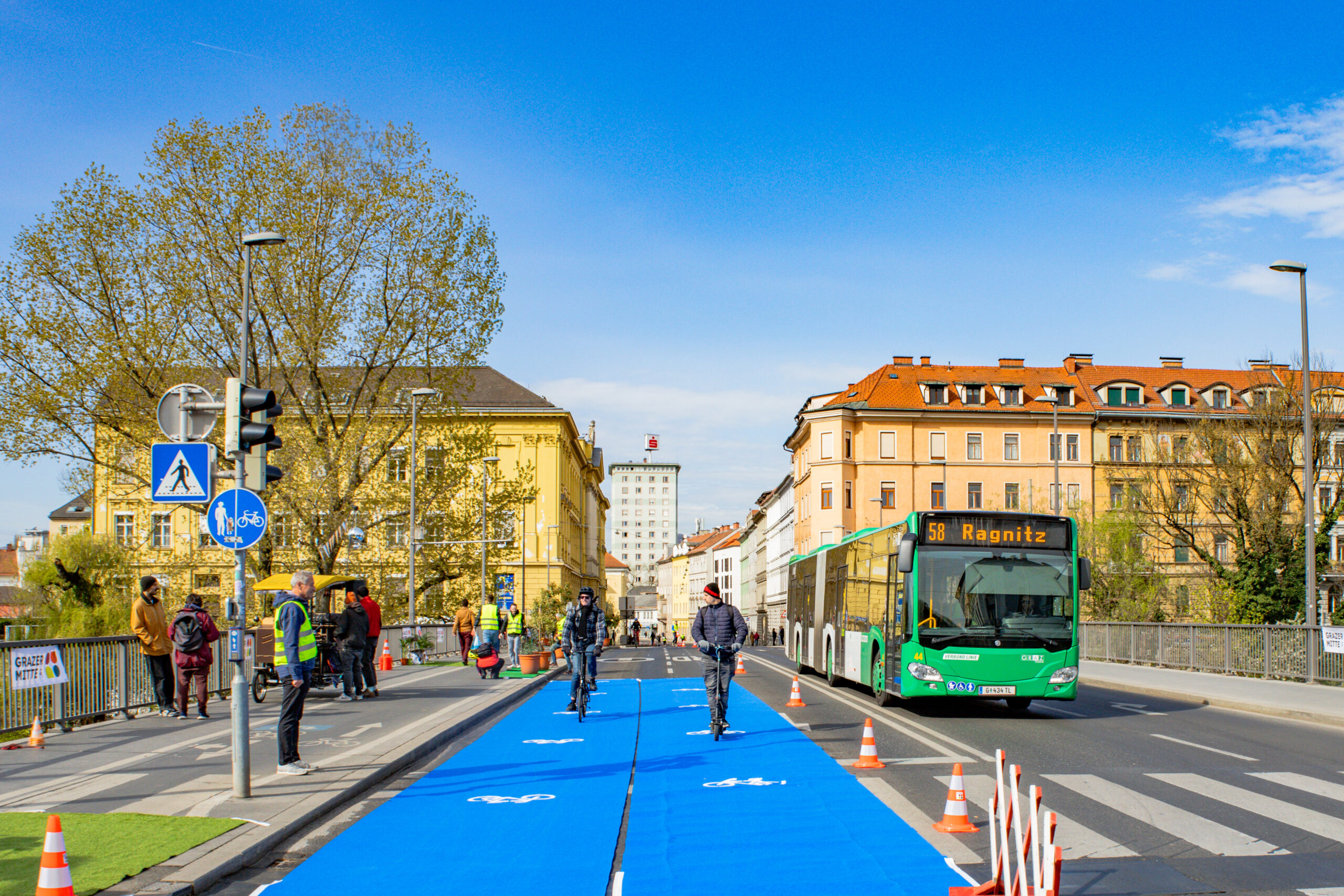 Das Bild zeigt die Keplerbrücke, die teils für den Radverkehr abgesperrt ist.
