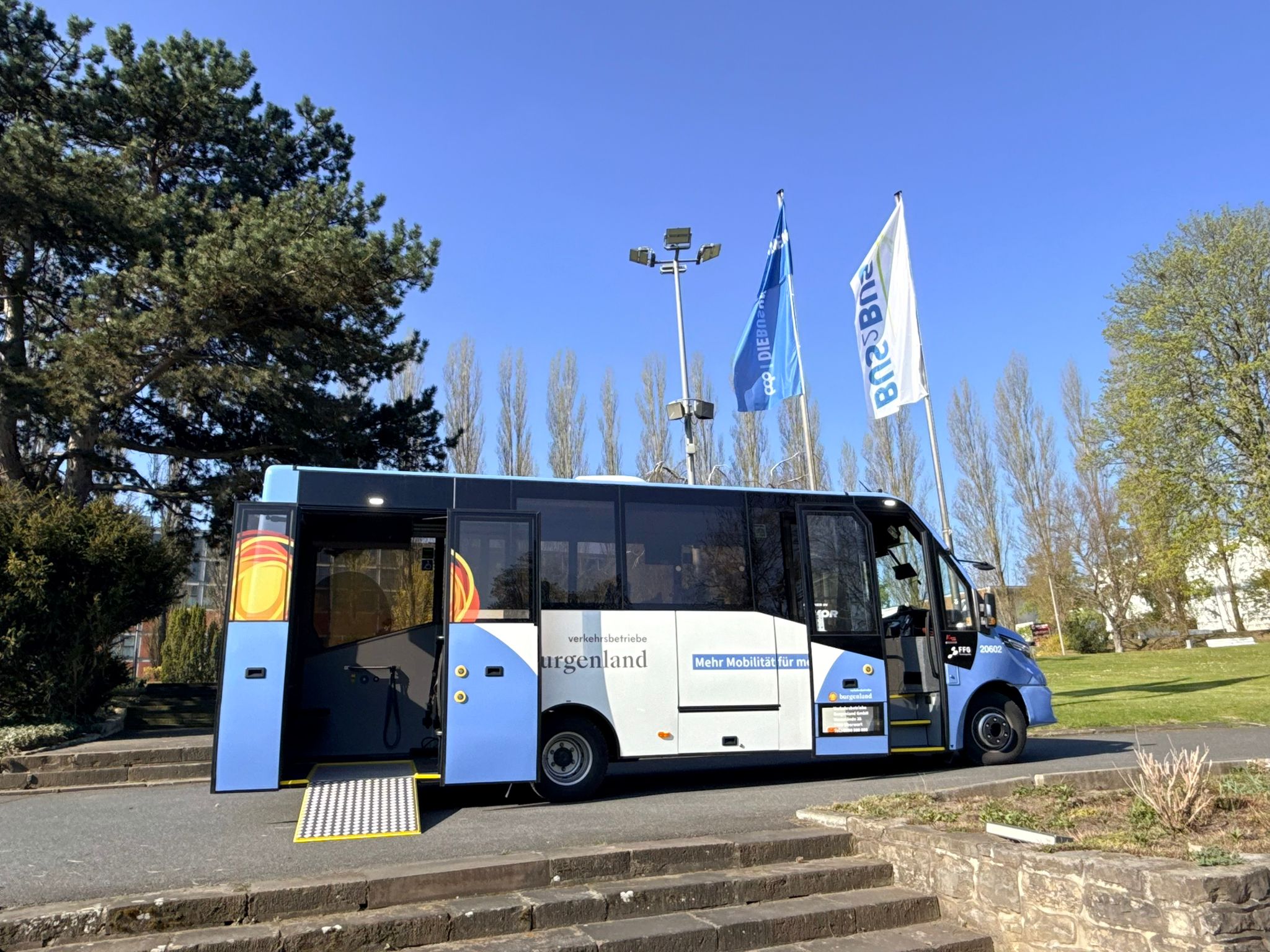 Elektrischer Bus mit barrierefreien Einstieg