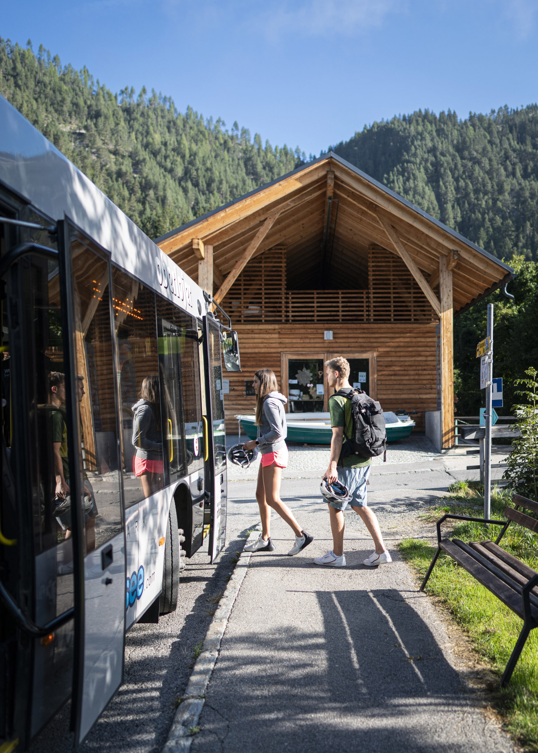 Zwei junge Menschen steigen in einen Bus