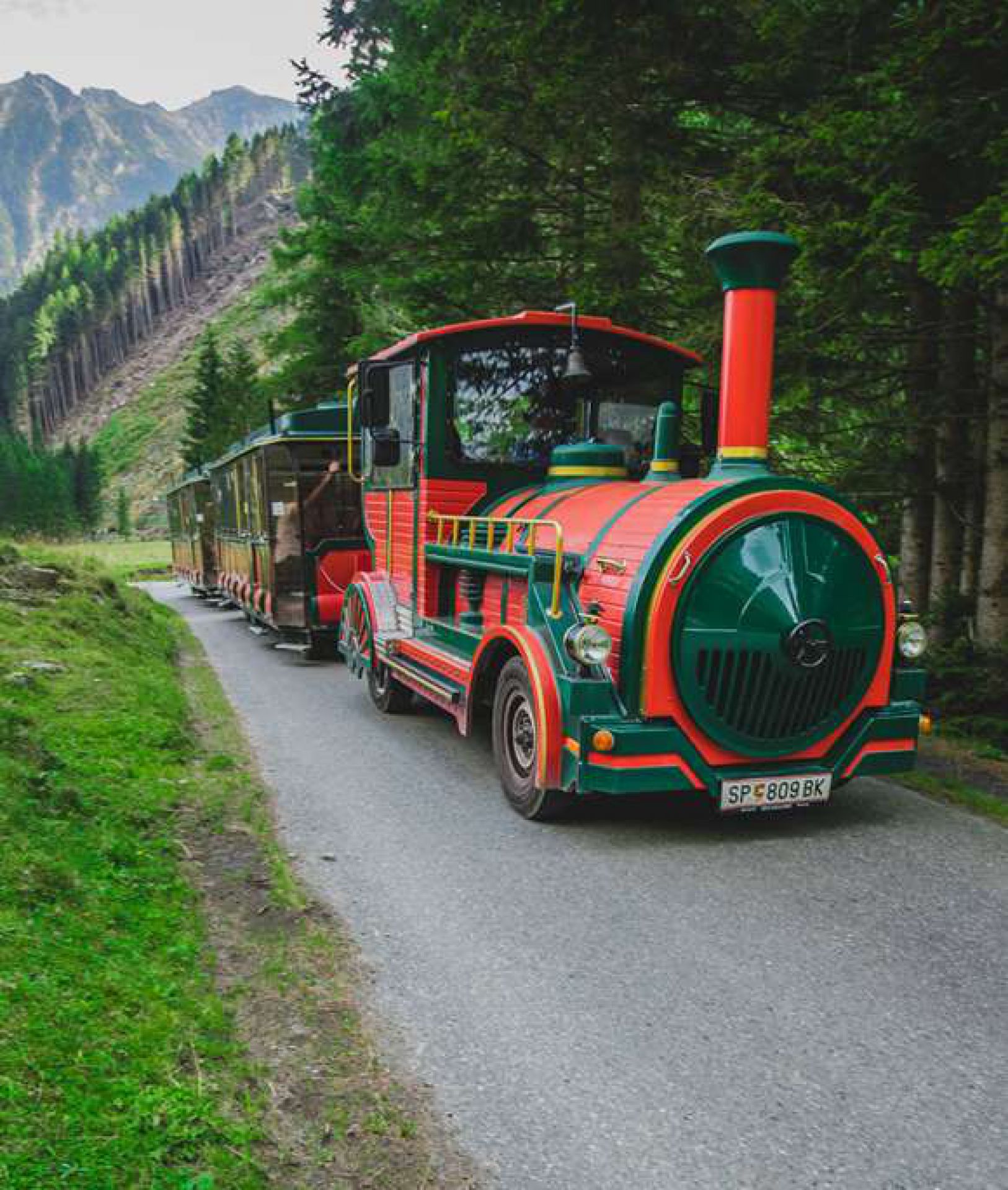 Elektische TschuTschu Bahn im schönen Pöllatal