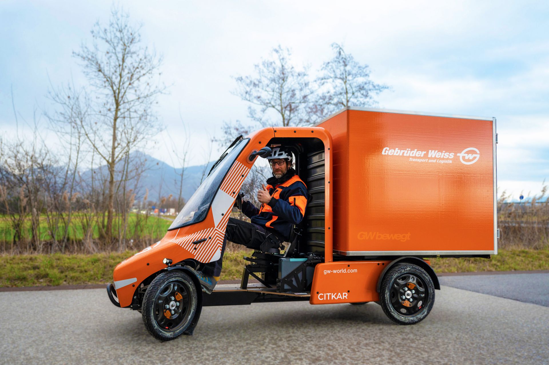 Gebrüder Weiss liefert mit E-Lastenfahrrad