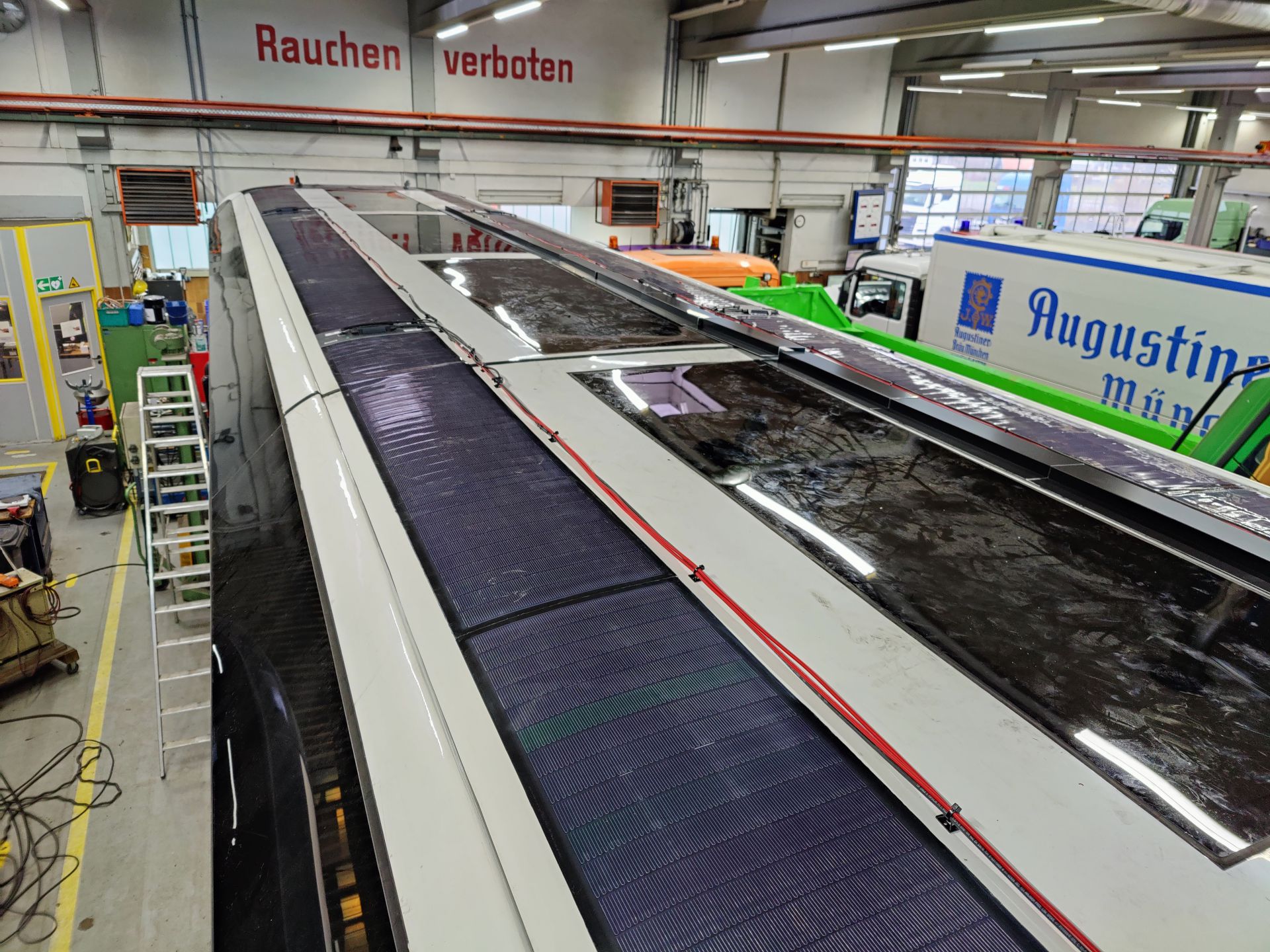 Erste Photovoltaik Anlage auf Reisebussen