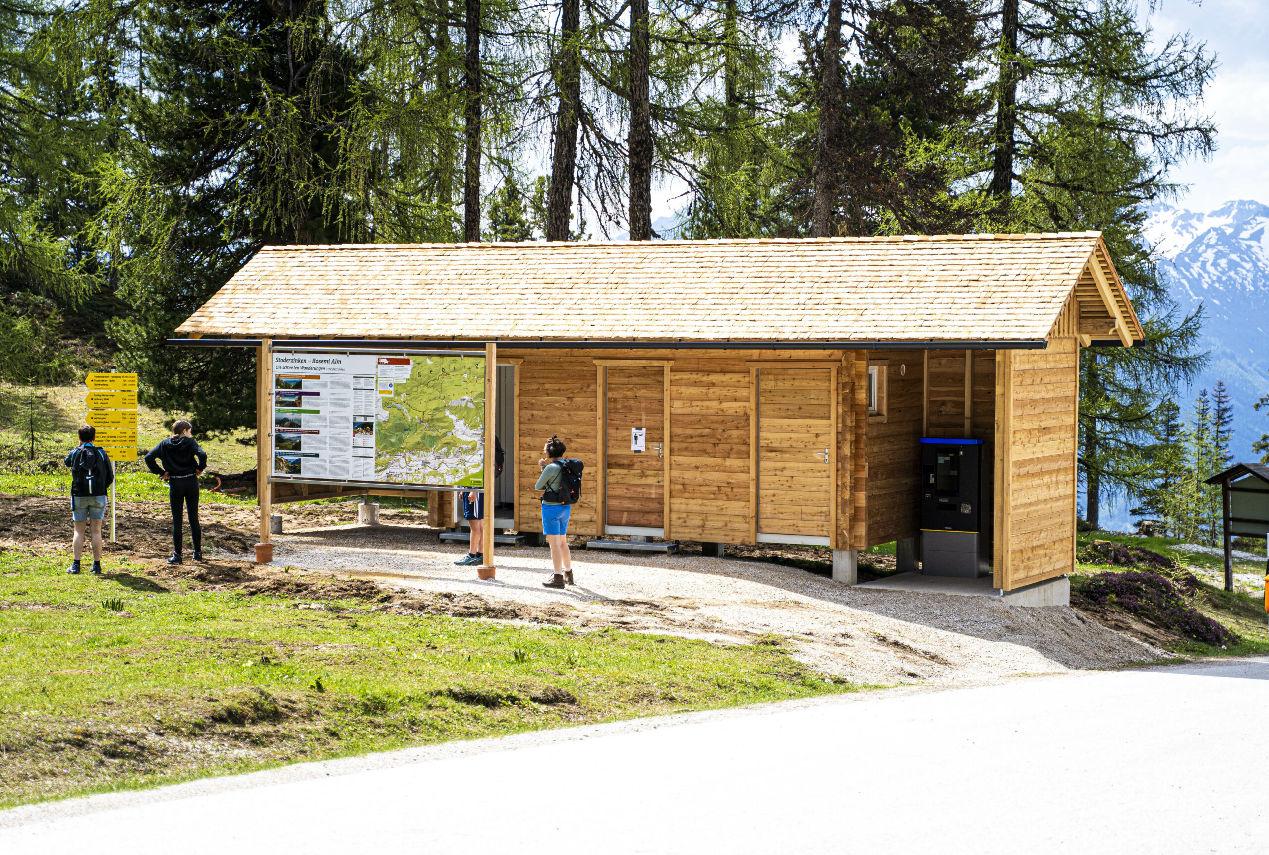 Wanderer vor der Hütte