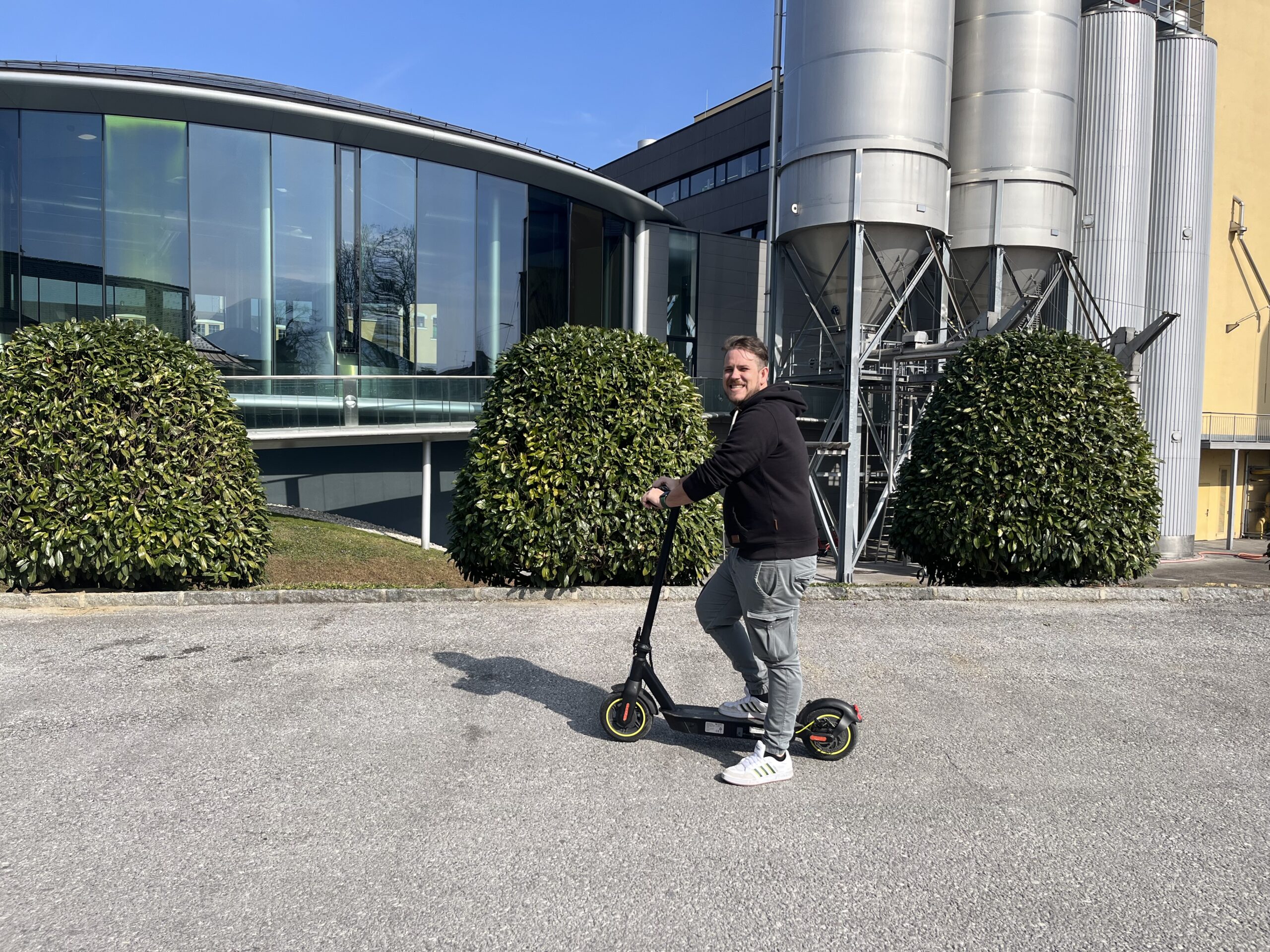 Mann auf Scooter