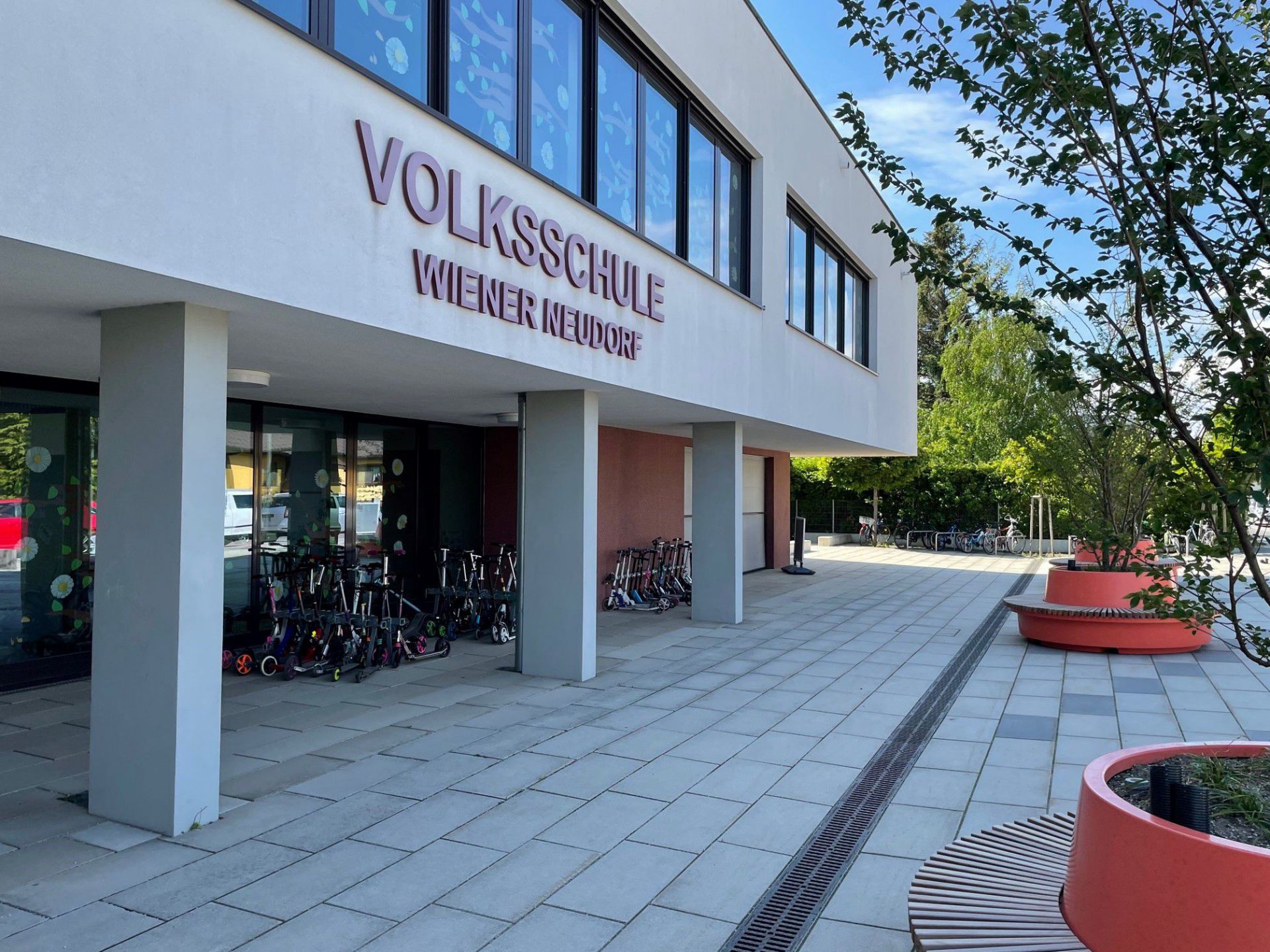 na_039_rollerstellplaetze-vor-der-volksschule