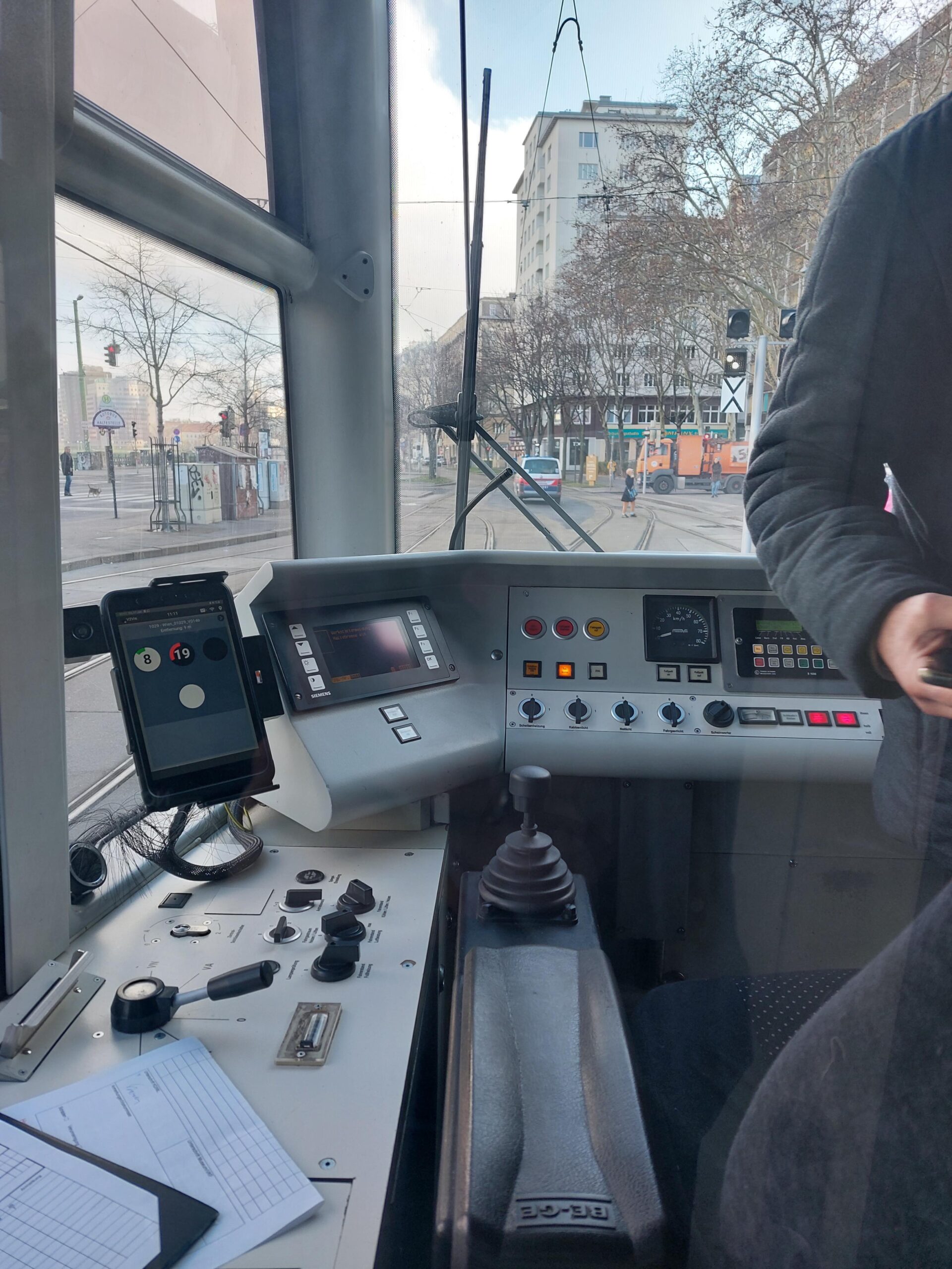 Der Führerstand einer Straßenbahn von Innen