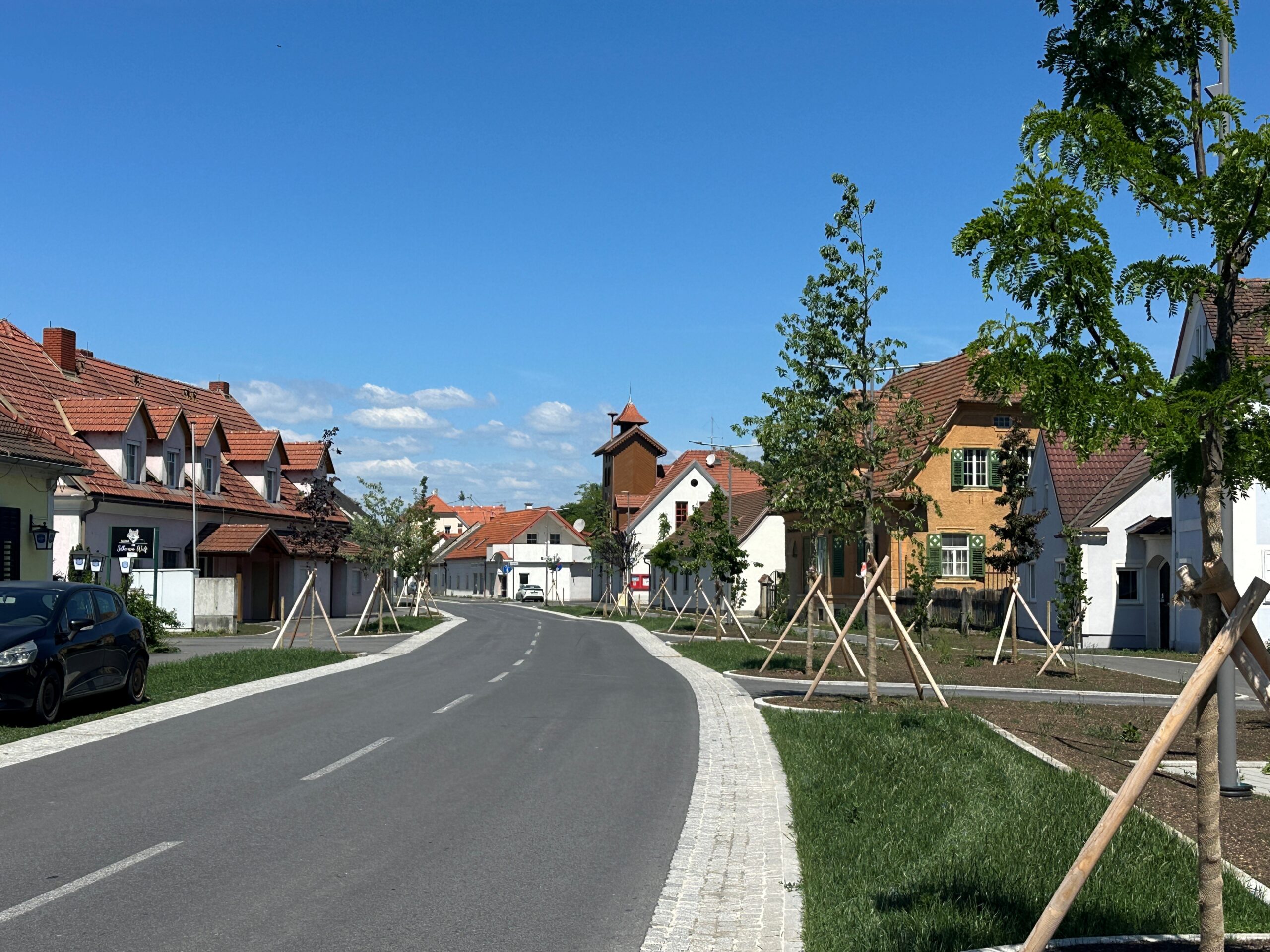 Breite Straße und begrünte Straßenränder