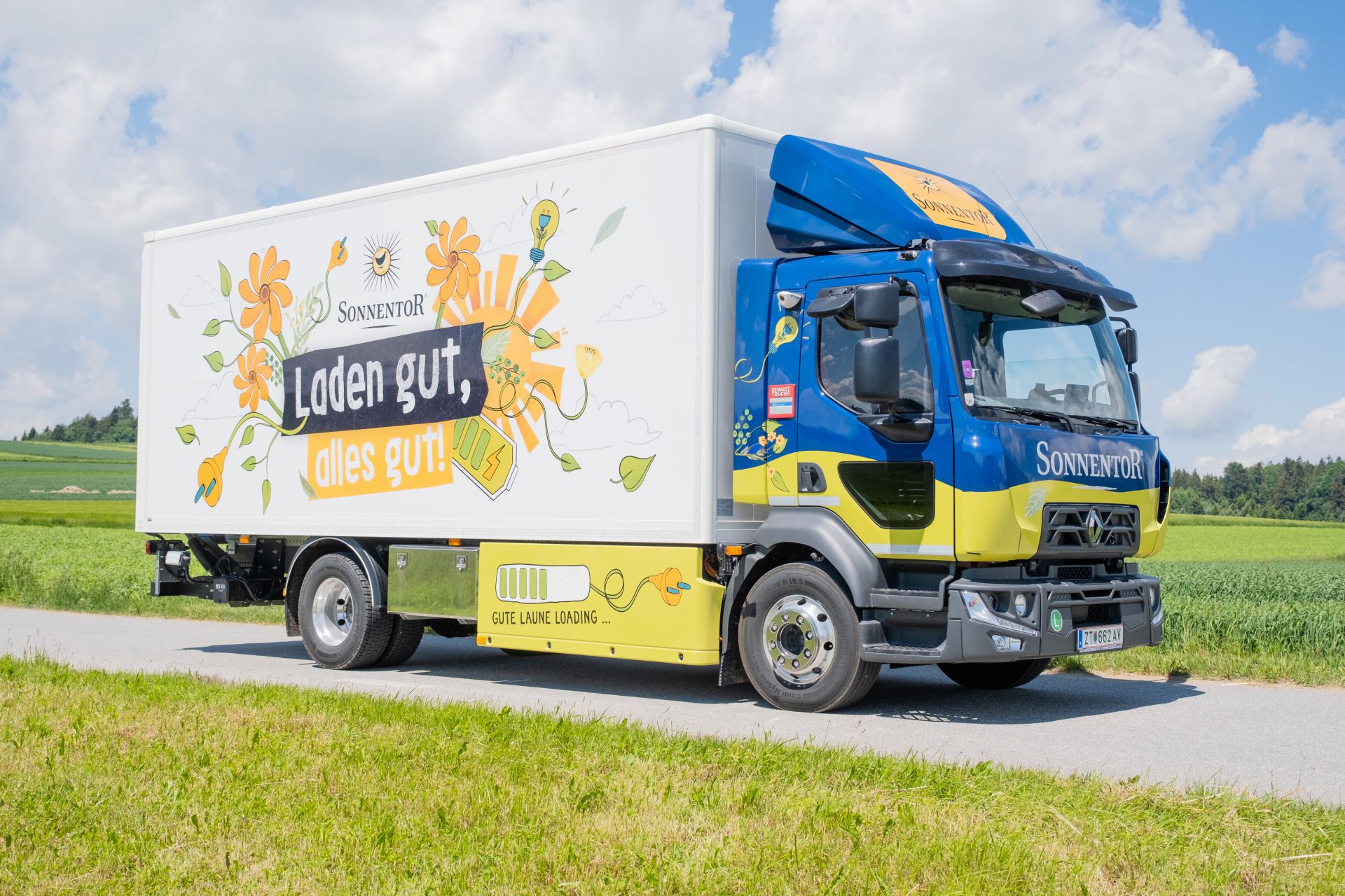 © SONNENTOR E-LKW tankt Sonnenstrom